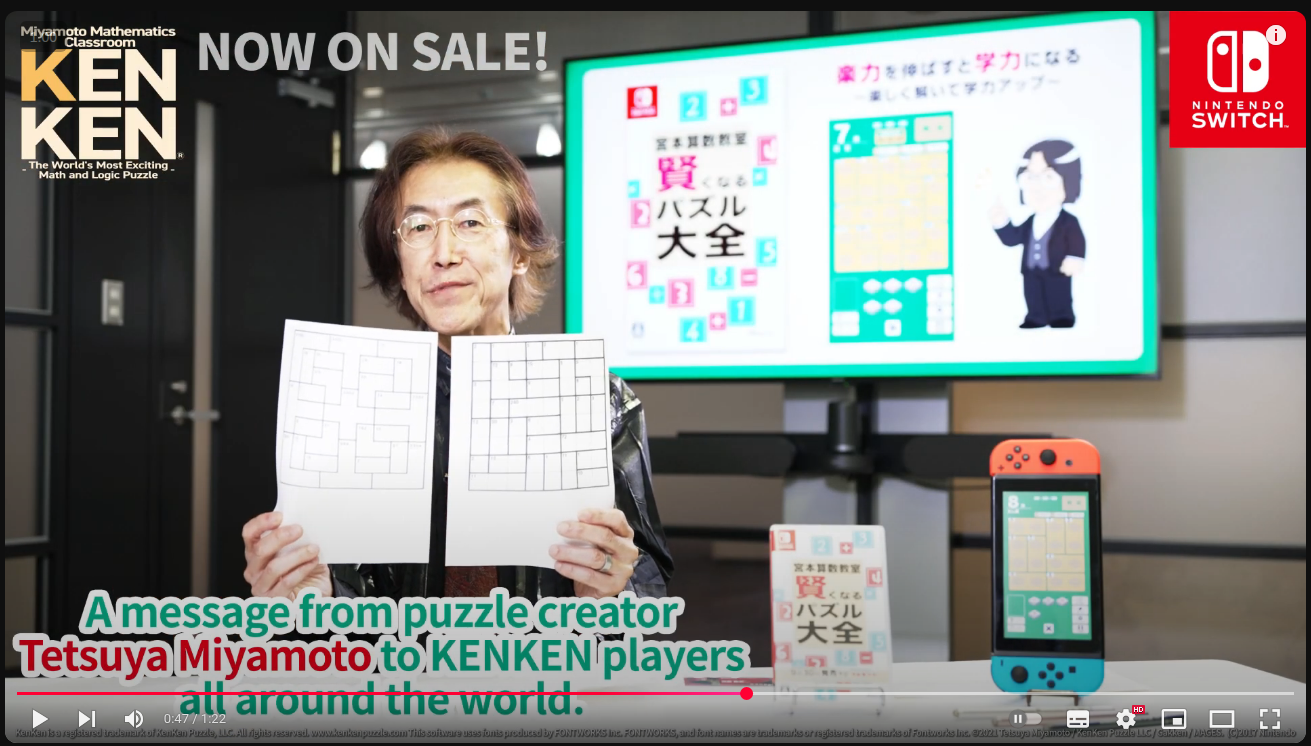 Tetsuya Miyamoto comparando um puzzle de sua autoria e um puzzle gerado por computador.